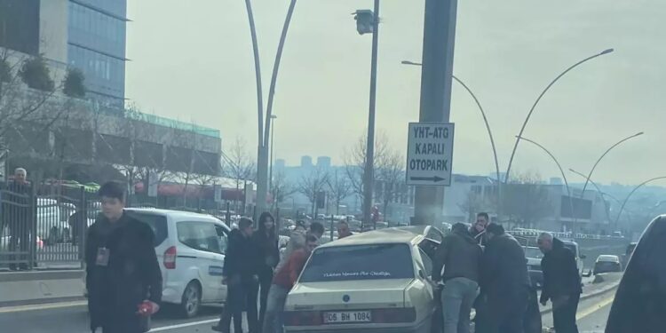 Avtomobil dirəyə çırpıldı: Sürücü yaralandı