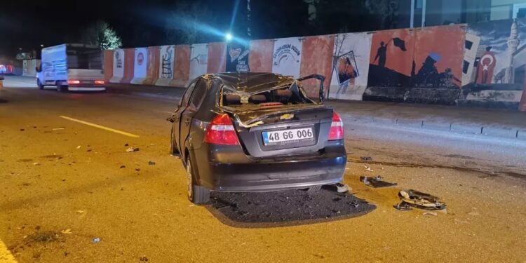 Avtomobil səkiyə çırpılaraq aşdı: 2 yaralı