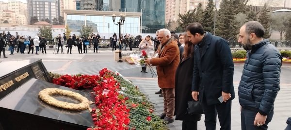 DİP üzvləri Xocalı soyqırımının 34-cü ildönümü münasibətilə “Ana harayı” abidəsini ziyarət ediblər