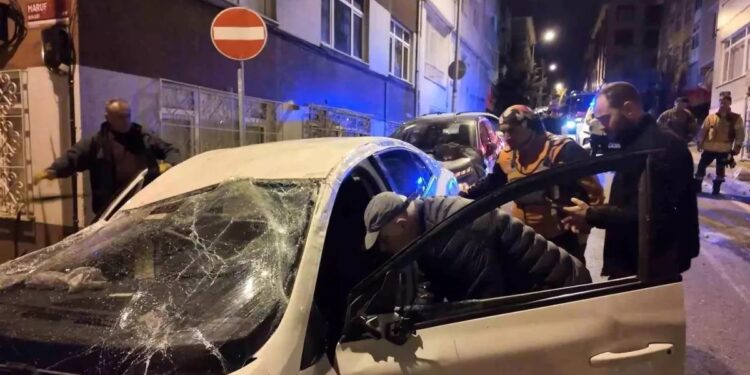 Avtomobil parklanmış avtomobillərə çırpılaraq aşdı