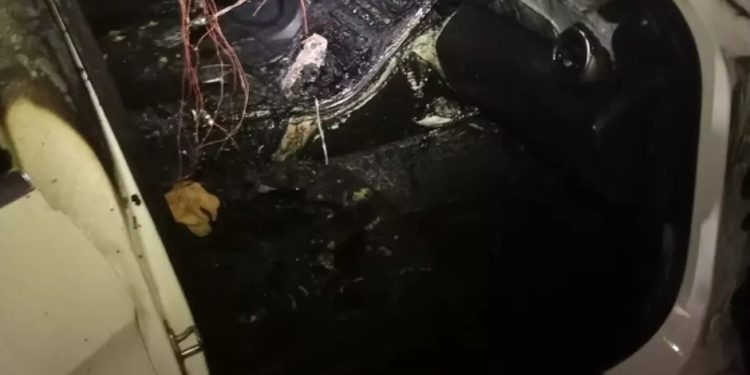 Qapalı dayancaqda olan avtomobil yandı
