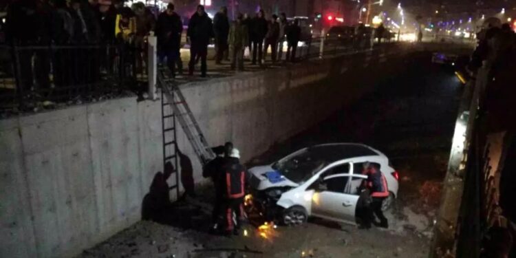 Avtomobil su kanalına aşdı: 1 yaralı
