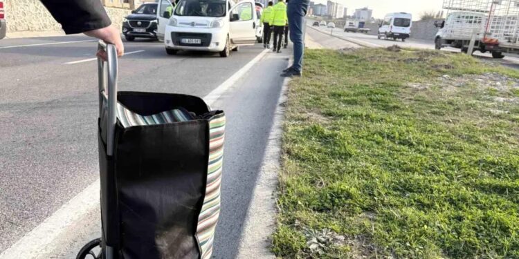 Minik avtomobili qadını vurdu