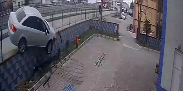 Avtomobil məsçidin həyətinə aşdı
