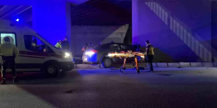 Avtomobil körpünün sütununa çırpıldı: 2 yaralı