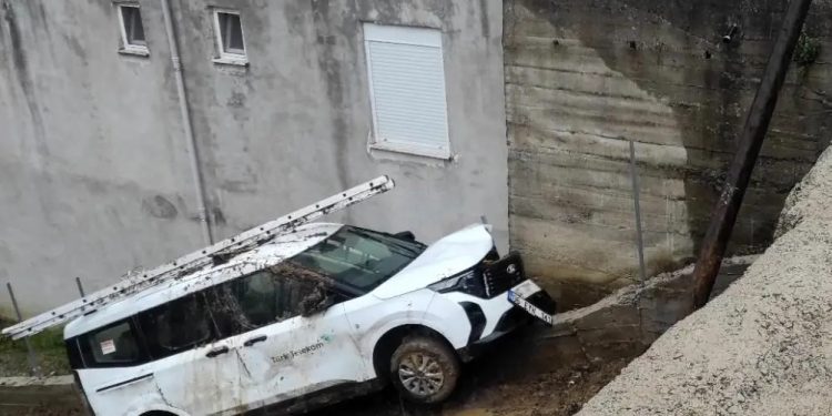 Avtomobil tarlaya aşdı