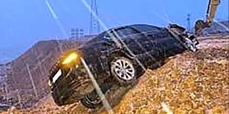 Avtomobil yol kənarına aşdı: Sürücü yaralandı