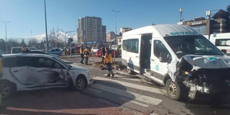 Minik avtomobili və mikroavtobus toqquşdu: 14 yaralı