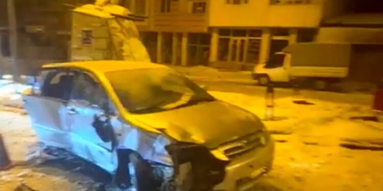Avtomobil heykələ çırpıldı: 3 yaralı