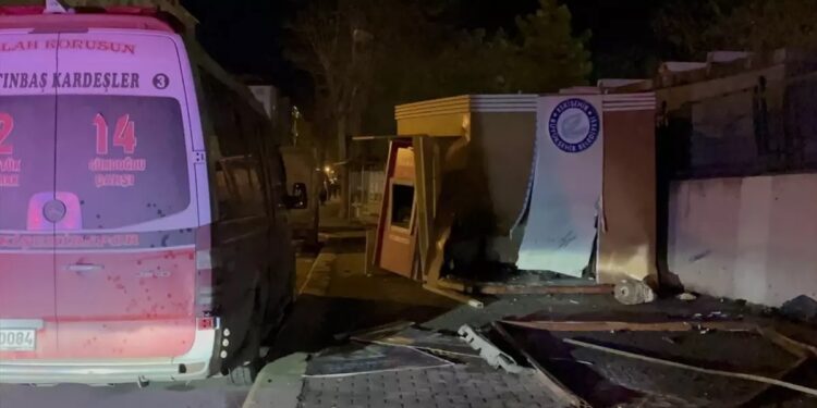 Avtomobil bankamata çırpıldı: 2 yaralı