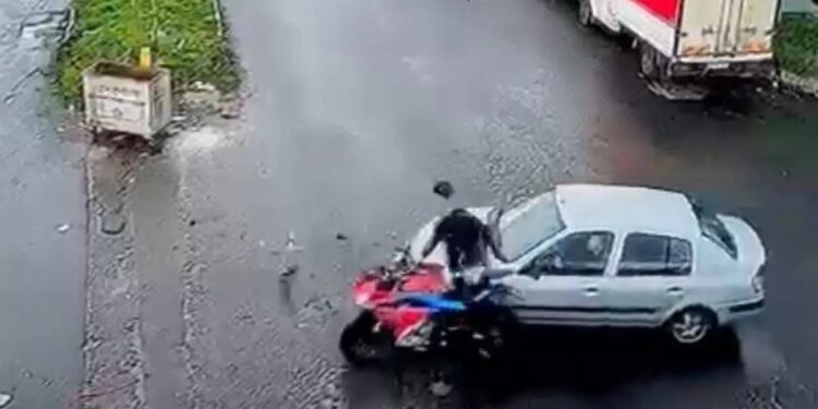 Minik avtomobili və motosiklet toqquşdu: 1 yaralı