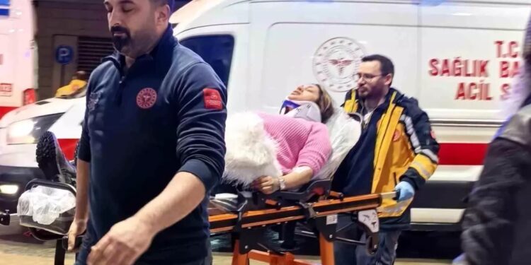 Avtomobil divara çırpıldı: 2 yaralı
