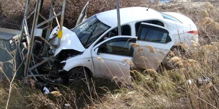 Avtomobil yol kənarında elektirik dirəyinə çırpıldı: 3 yaralı