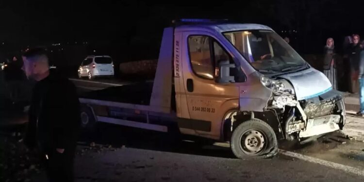 Minik avtomobili və evakuator toqquşdu: 2 yaralı