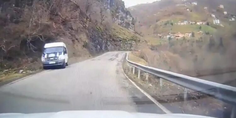 Şagirdləri daşıyan avtobus və minik avtomobili toqquşdu: 1 yaralı