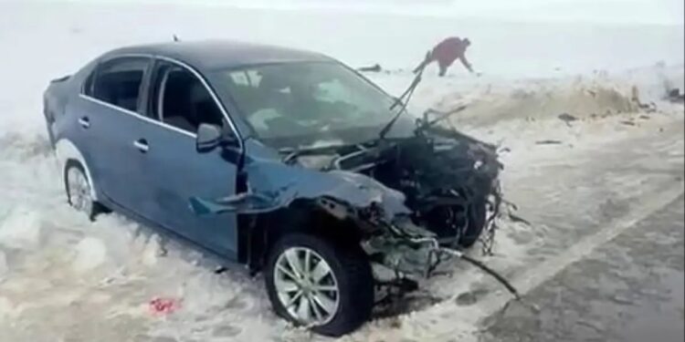 Minik avtomobil və TIR toqquşdu: Sürücülər yaralandı