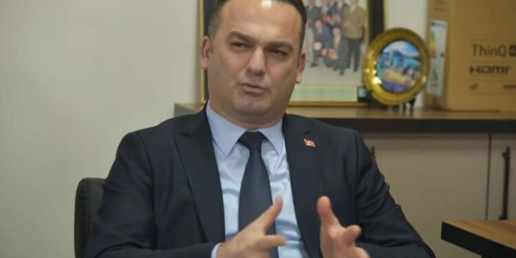 16 yaşlı qızla yazışan bələdiyyə sədri İŞDƏN ÇIXARILDI