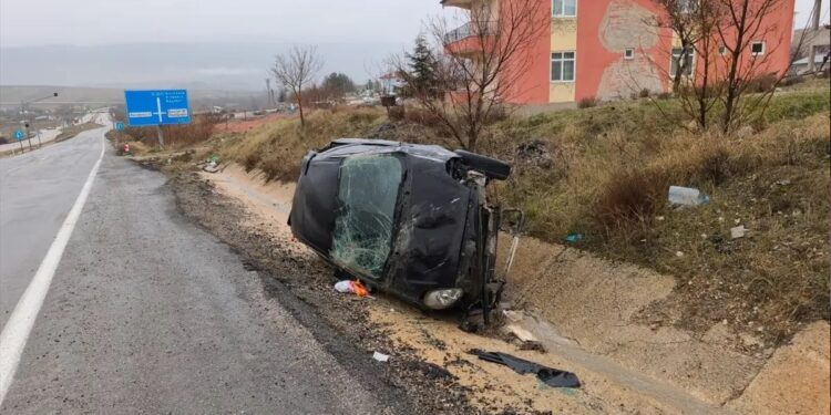 Avtomobil yol kənarına aşdı
