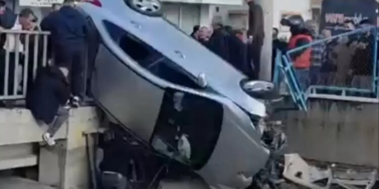 İki avtomobil toqquşdu: Avtomobillərdən biri körpüdən aşdı