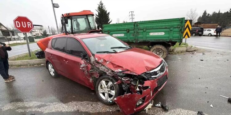 Minik avtomobili və traktor toqquşdu: 2 yaralı