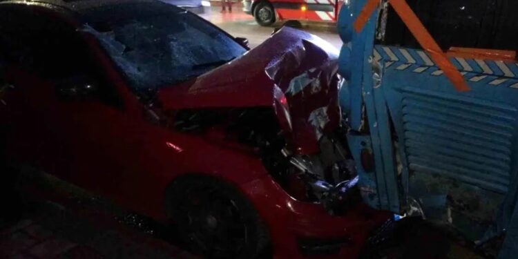 Minik avtomobili parklanmış vəziyyətdə olan avtobusa çırpıldı: 1 yaralı