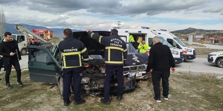 Minik avtomobili və yük maşını toqquşdu: 3 yaralı