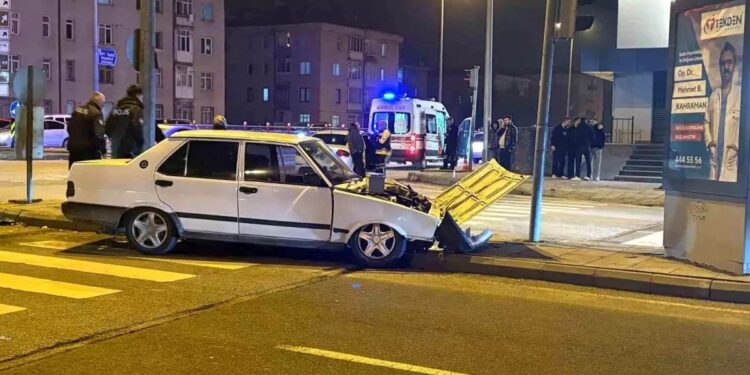 Avtomobil yol ortasındakı səkiyə çırpıldı: 2 yaralı