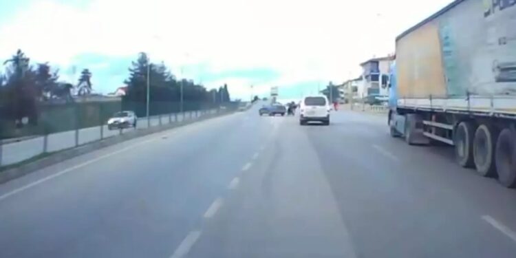 Avtomibil baryerlərə çırpıldı