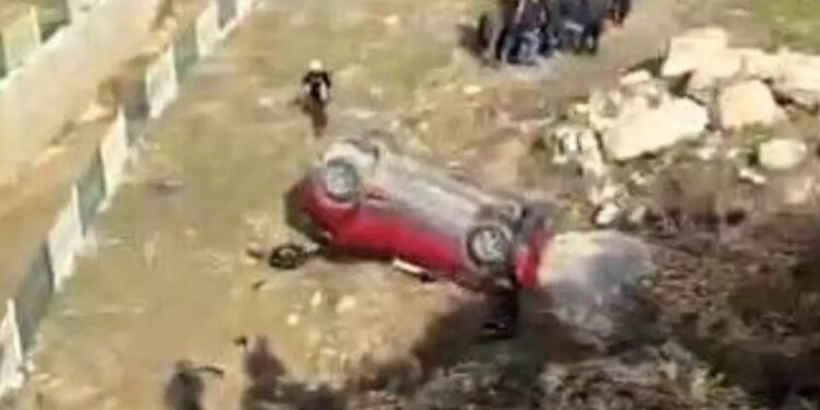 Avtomobil yol kənarına aşdı: 1 yaralı