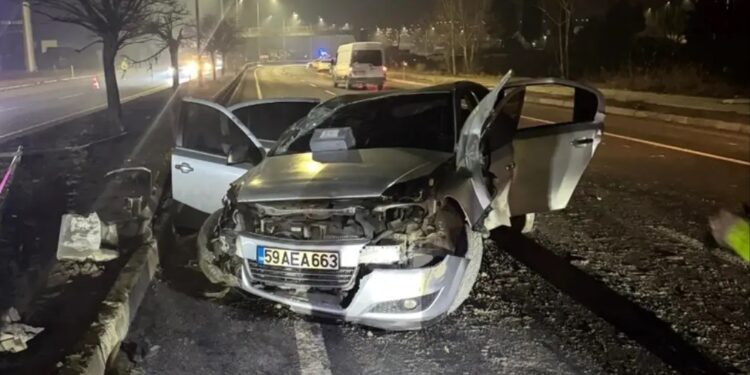 Avtomobil işıq dirəyinə çırpıldır: 3 yaralı