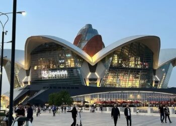 “Dəniz Mall”ın qarşısında ağır qəza: Yaralı var
