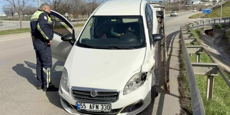 Avtomobil səkiyə çırpılaraq aşdı: 1 yaralı