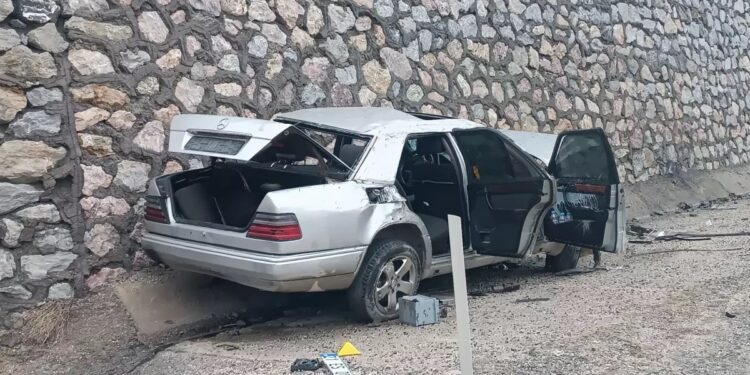 Avtomobil baryerlərə və istinad divarına çırpıldı: Sürücü öldü