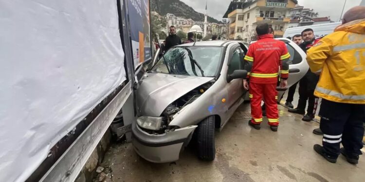 Avtomobil istinad divarına çırpıldı: 1 ölü, 3 yaralı