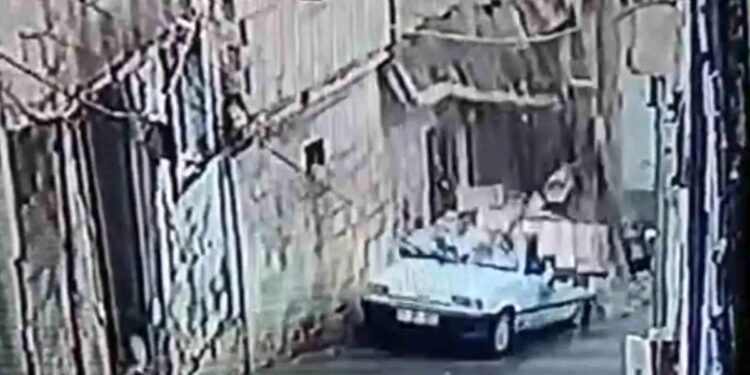 İstinad divarı avtomobilin üzərin aşdı