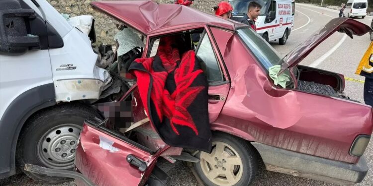 Mikroavtobus və minik avtomobili toqquşdu: 2 ölü, 4 yaralı
