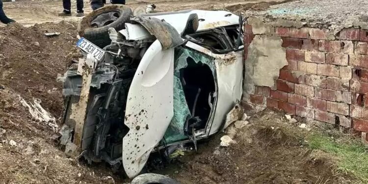 Avtomobil işıq dirəyinı çırpılaraq aşdı: 2 yaralı