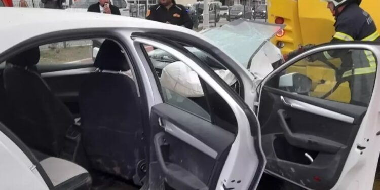 Minik avtomobili sərnişin avtobusuna çırpıldı: 3 yaralı