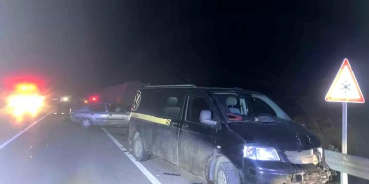 Mikroavtobus və minik avtomobili toqquşdu: 4 yaralı