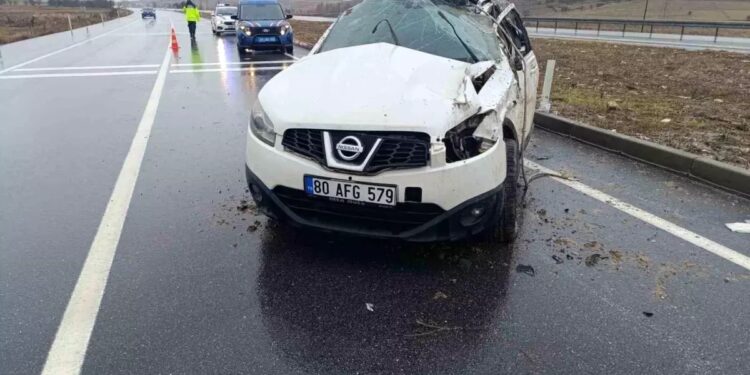 Səkiyə çırpılan avtomobil aşdı: 3 yaralı