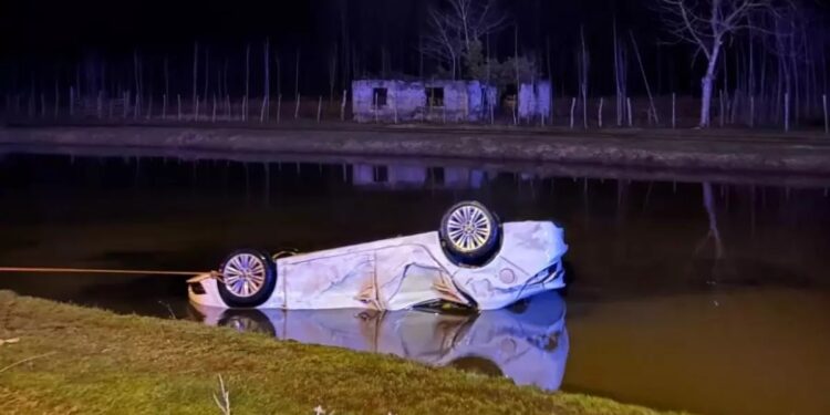 Avtomobil su kanalına aşdı: 1 ölü, 1 yaralı