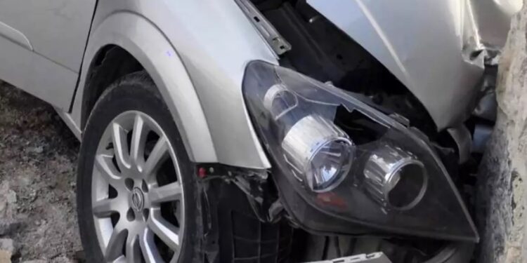 Avtomobil divara çırpıldı: 4 yaralı