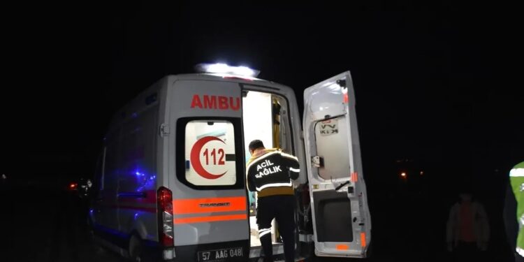 Avtomobil su kanalına aşdı: 2 yaralı