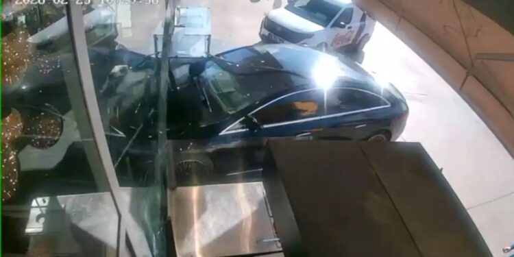 Avtomobil şirniyyat mağazasına çırpıldı