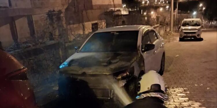 Paklanmış vəziyyətdə olan avtomobil yandı