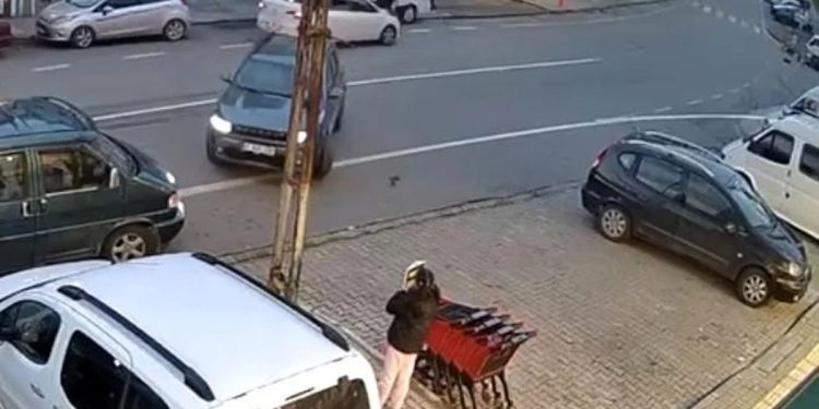 Minik avtomobili qadını vurdu
