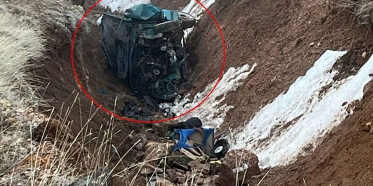 Avtomobil yol kənarına aşdı: 2 yaralı