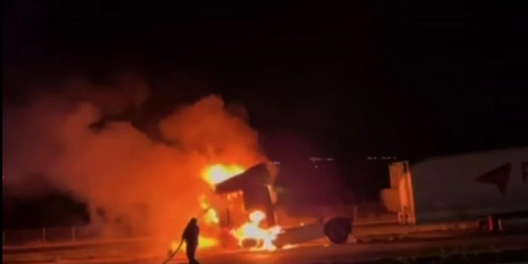 Hərəkətdə olan TIR yandı