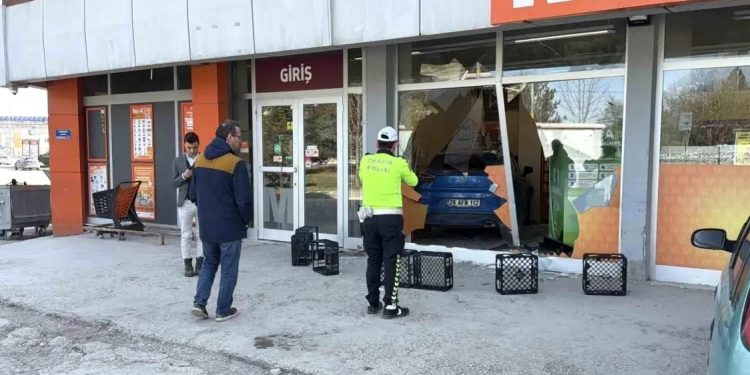 Avtomobil supermarketə çırpıldı
