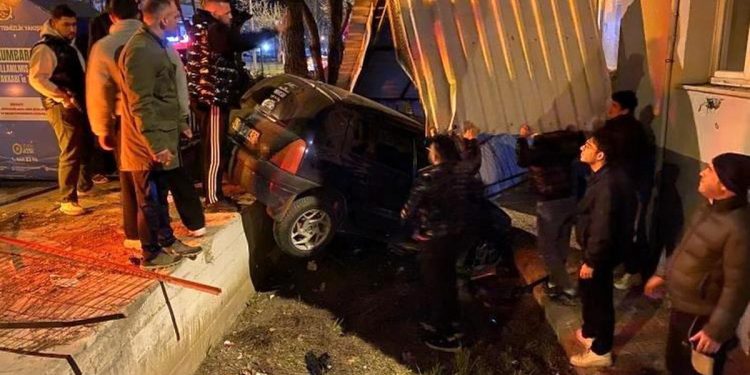 Avtomobil yaşayıyış binasının həyətinə aşdı: 1 yaralı